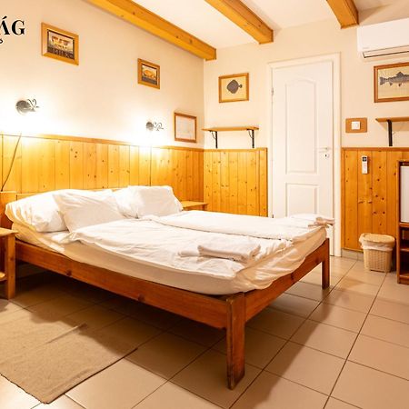 Vadvirag Vendeglo Es Fogado Bed & Breakfast Tatabanya Ngoại thất bức ảnh