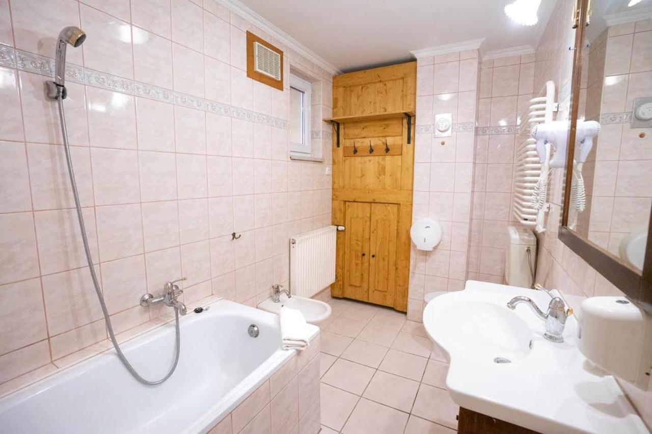 Vadvirag Vendeglo Es Fogado Bed & Breakfast Tatabanya Ngoại thất bức ảnh