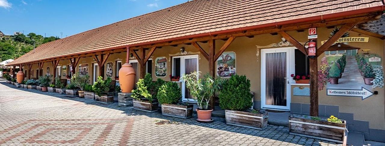 Vadvirag Vendeglo Es Fogado Bed & Breakfast Tatabanya Ngoại thất bức ảnh