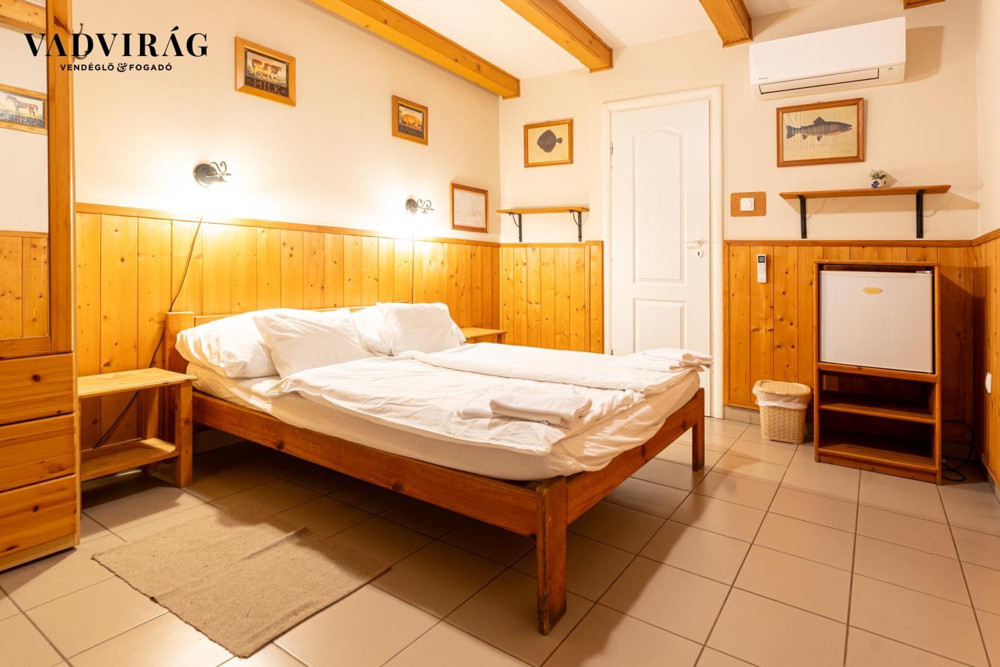 Vadvirag Vendeglo Es Fogado Bed & Breakfast Tatabanya Ngoại thất bức ảnh